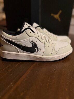 New Nike Air Jordan 1 Low SE "Brushstroke Swoosh - Paint Splatter" Sneakers - 9M